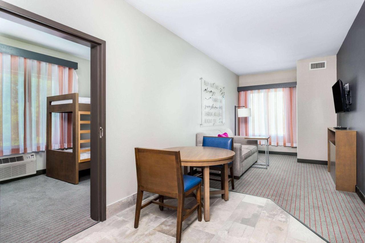 La Quinta Inn & Suites By Wyndham Augusta Fort Eisenhower Eksteriør billede